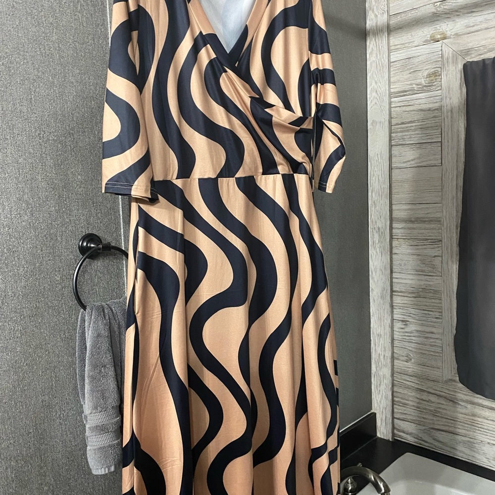 Chic Black and Tan Wave Maxi Dress